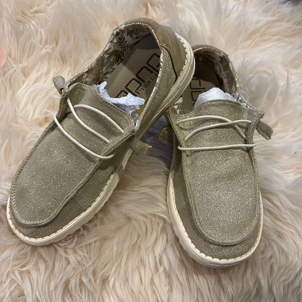 Like new gold Hey Dudes!
